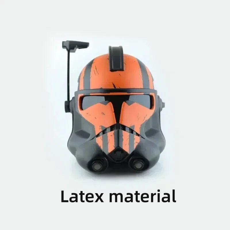 Casco Mandalorian de material tipo látex con casco naranja y máscara negra