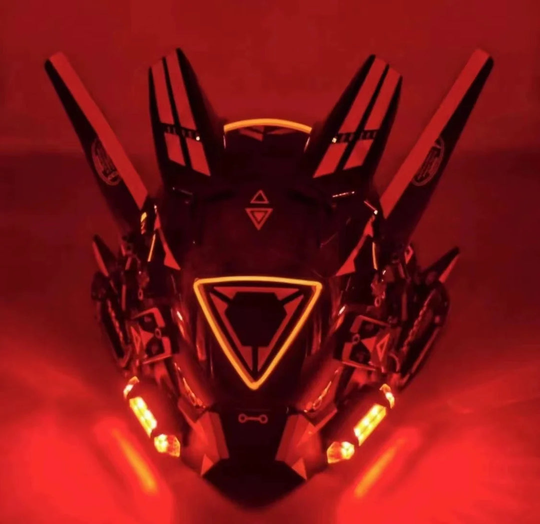 Máscara ciberpunk negra con luces LED rojas y triángulo central iluminado