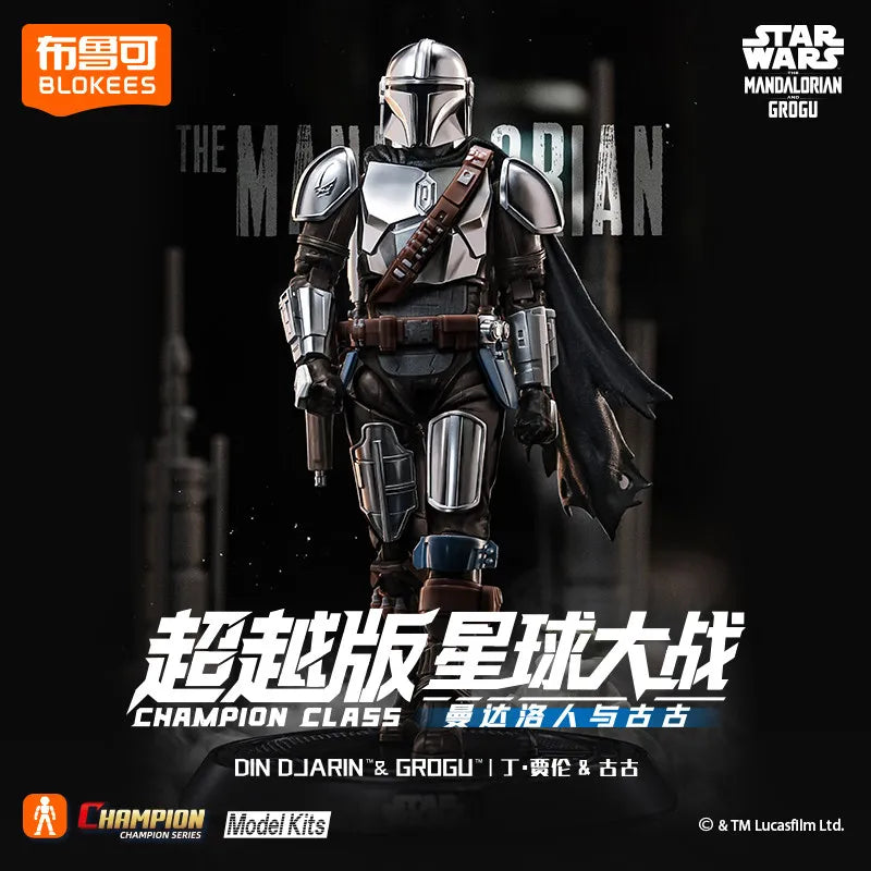 Figura de acción Mandalorian con capa negra, casco plateado y armadura negra.