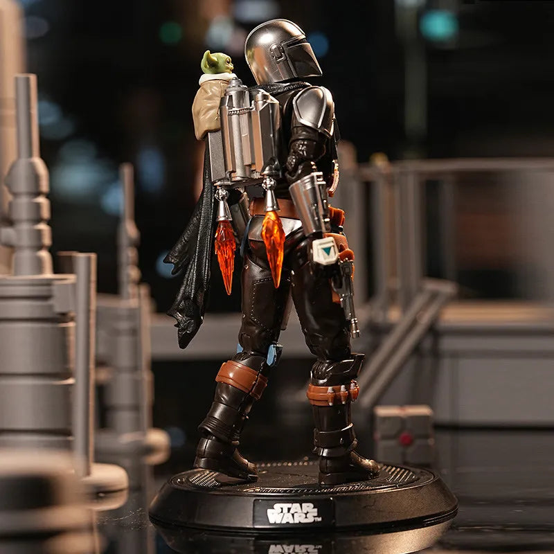 Figura de acción Mandalorian con Grogu a la espalda, armadura negra y plateada.