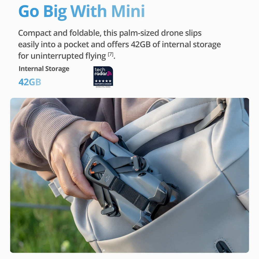 Dron plegable compacto con control remoto, sujeto en una chaqueta clara