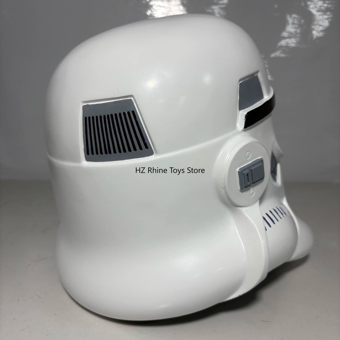 Casco Stormtrooper blanco con rejilla negra lateral y panel de control