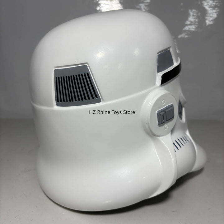 Casco Stormtrooper blanco con rejilla negra lateral y panel de control