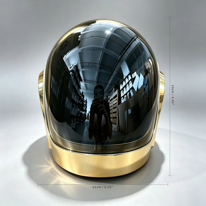 Casco de cosplay con visera negra espejada, base dorada y carcasa semicircular