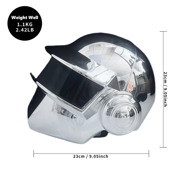 Máscara casco plateada con visera frontal y detalle circular tipo faro