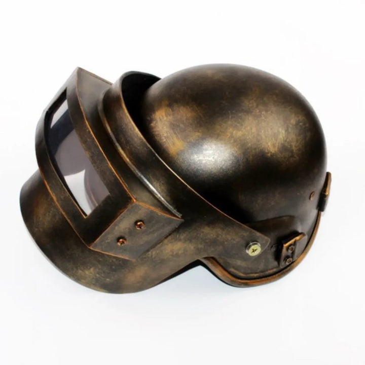 Casco de cosplay metálico oscuro tipo PUBG con detalles marrón y hebillas laterales