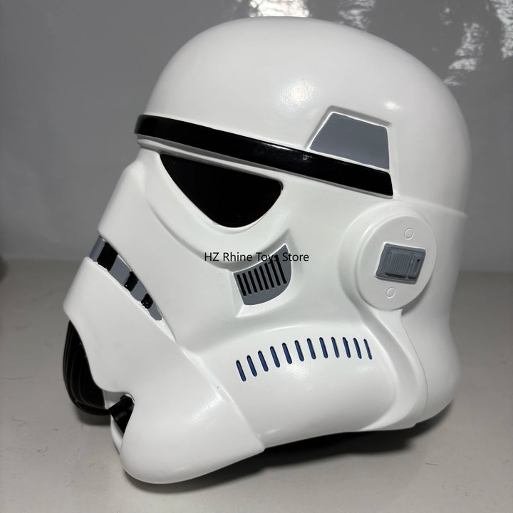 Casco Stormtrooper blanco con franja negra en el visor y rejillas laterales