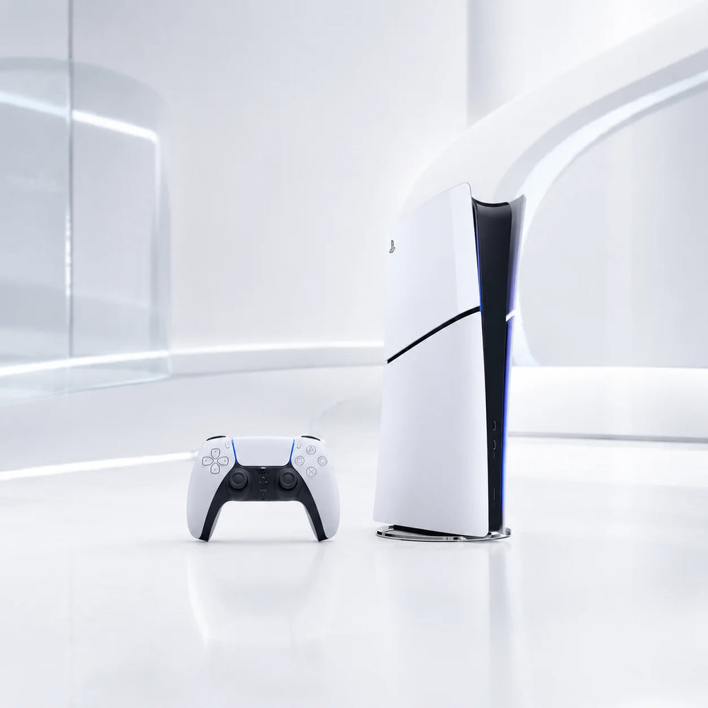 Consola PS5 blanca con franja negra y mando inalámbrico blanco