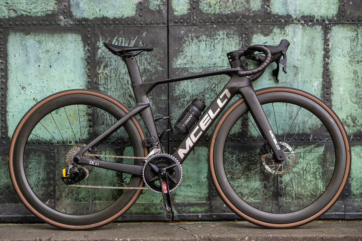 Bicicleta completa Mcelo con grupo 7170, cuadro de fibra de carbono completo con manillar de carbono, juego de ruedas de carbono, envío desde España, llega en 48 horas, garantía local en España de 2 años.