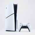 Consola PlayStation 5 Slim blanca con mando inalámbrico, vista frontal en caja.