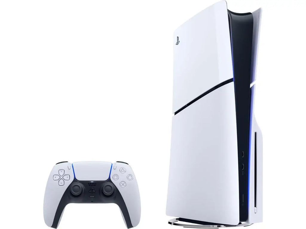 Consola PlayStation 5 Slim blanca y control inalámbrico, vista lateral.