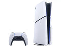 Consola PlayStation 5 Slim blanca y control inalámbrico, vista lateral.