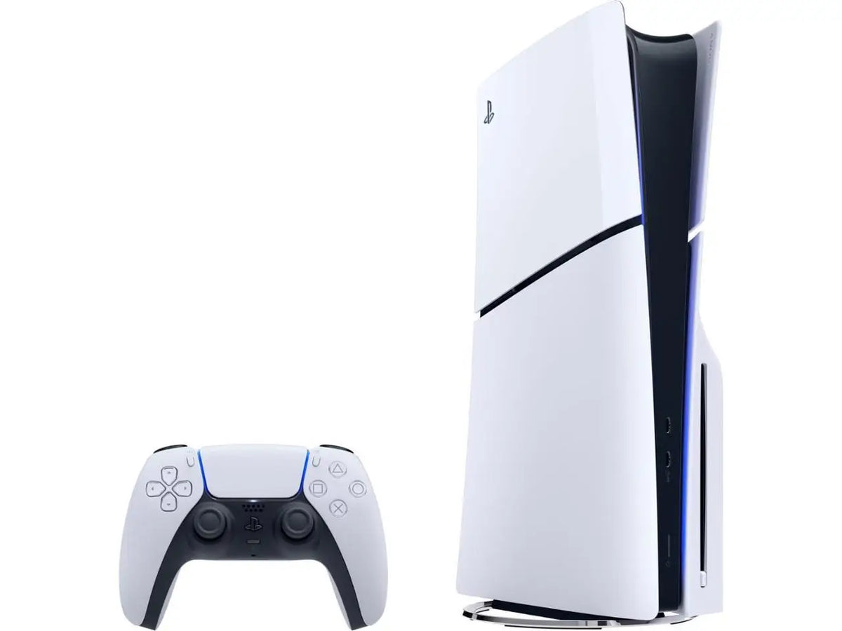 Consola PlayStation 5 Slim blanca y control inalámbrico, vista lateral.