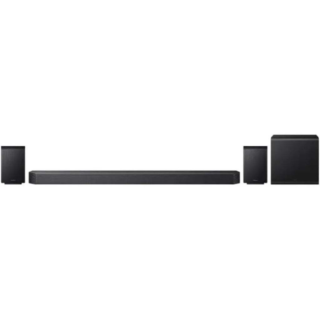 Barra de sonido negra con subwoofer y altavoces traseros, vista lateral.