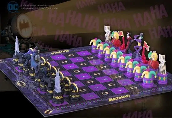 Set de ajedrez de Batman - Caballero Oscuro vs. El Joker de Noble Collection, un juego de mesa único que incluye a Batman, Batgirl, El Joker y Harley Quinn, ideal para noches de juegos en familia, con personajes y escenas de Gotham City.