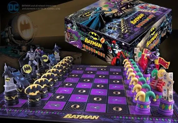 Set de ajedrez de Batman - Caballero Oscuro vs. El Joker de Noble Collection, un juego de mesa único que incluye a Batman, Batgirl, El Joker y Harley Quinn, ideal para noches de juegos en familia, con personajes y escenas de Gotham City.