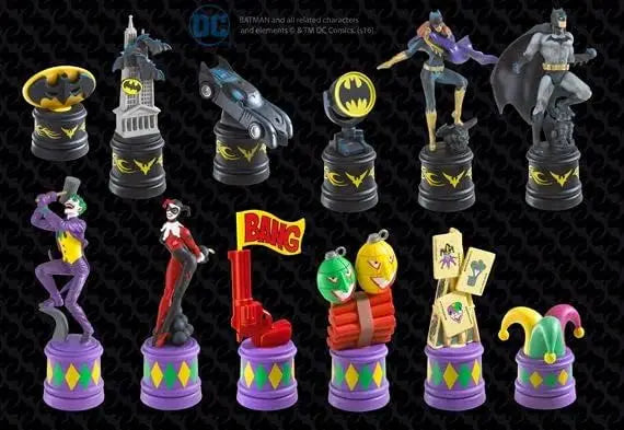 Set de ajedrez de Batman - Caballero Oscuro vs. El Joker de Noble Collection, un juego de mesa único que incluye a Batman, Batgirl, El Joker y Harley Quinn, ideal para noches de juegos en familia, con personajes y escenas de Gotham City.