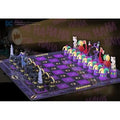 Set de ajedrez de Batman - Caballero Oscuro vs. El Joker de Noble Collection, un juego de mesa único que incluye a Batman, Batgirl, El Joker y Harley Quinn, ideal para noches de juegos en familia, con personajes y escenas de Gotham City.