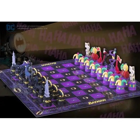 Set de ajedrez de Batman - Caballero Oscuro vs. El Joker de Noble Collection, un juego de mesa único que incluye a Batman, Batgirl, El Joker y Harley Quinn, ideal para noches de juegos en familia, con personajes y escenas de Gotham City.