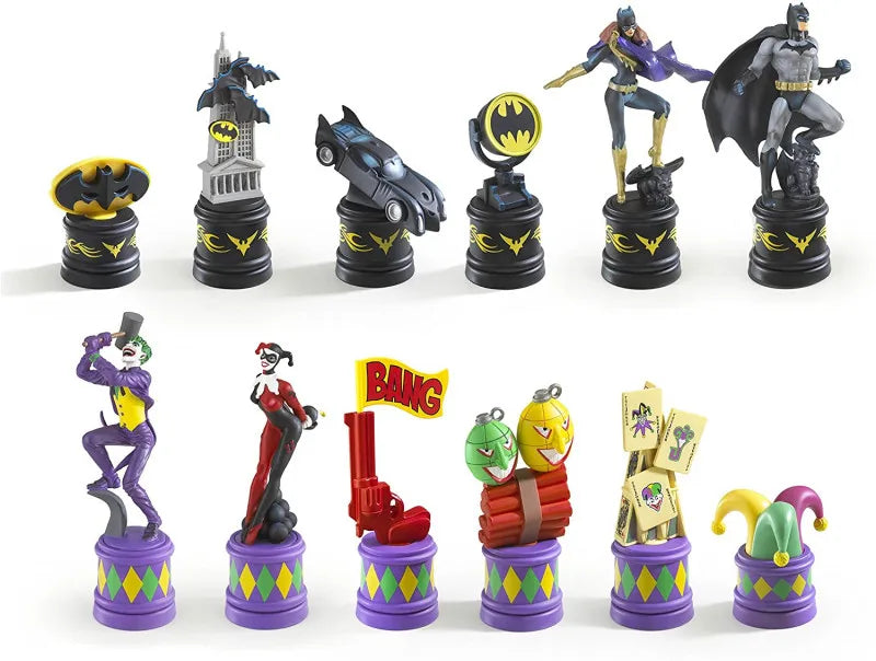 Set de ajedrez de Batman - Caballero Oscuro vs. El Joker de Noble Collection, un juego de mesa único que incluye a Batman, Batgirl, El Joker y Harley Quinn, ideal para noches de juegos en familia, con personajes y escenas de Gotham City.