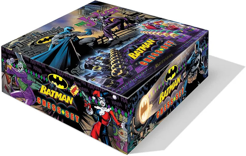 Set de ajedrez de Batman - Caballero Oscuro vs. El Joker de Noble Collection, un juego de mesa único que incluye a Batman, Batgirl, El Joker y Harley Quinn, ideal para noches de juegos en familia, con personajes y escenas de Gotham City.
