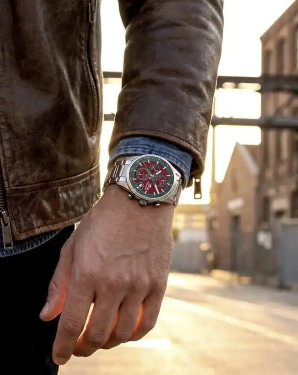 Reloj para hombre Lotus Pulse Collection 19084/4, cuenta con una vibrante caja roja, correa de acero inoxidable duradero y piel sintética, movimiento de cuarzo y resistencia al agua de 5 ATM, perfecto tanto para ocasiones informales como formales.