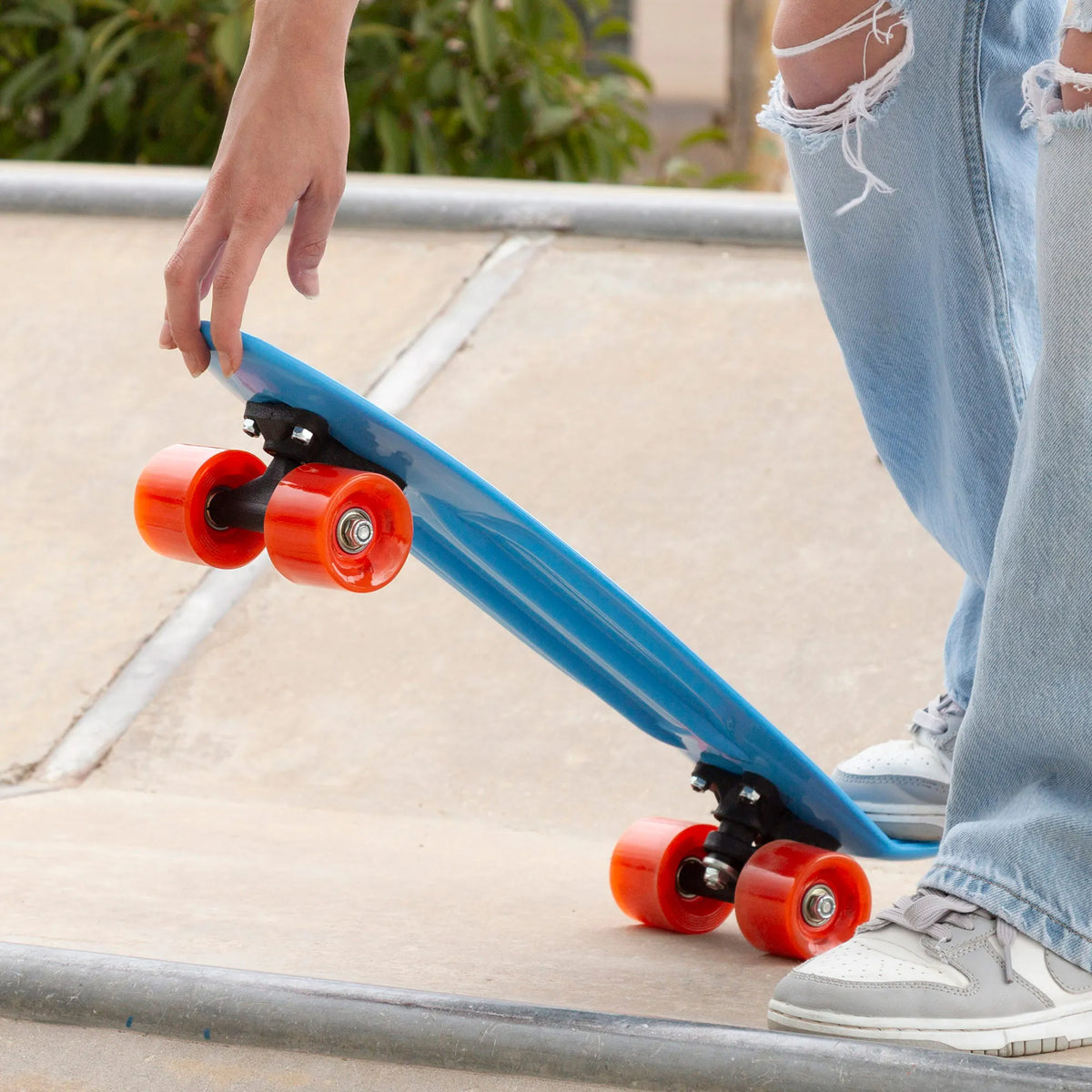 EVO - Monopatín infantil de 56 cm, base antideslizante color azul, 4 ruedas PVC rojas con luces, actividades exterior niños, ideal para jugar al aire libre, monopatines para niños