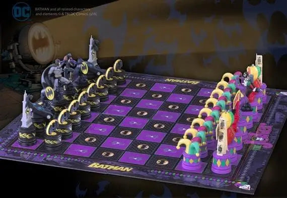 Set de ajedrez de Batman - Caballero Oscuro vs. El Joker de Noble Collection, un juego de mesa único que incluye a Batman, Batgirl, El Joker y Harley Quinn, ideal para noches de juegos en familia, con personajes y escenas de Gotham City.