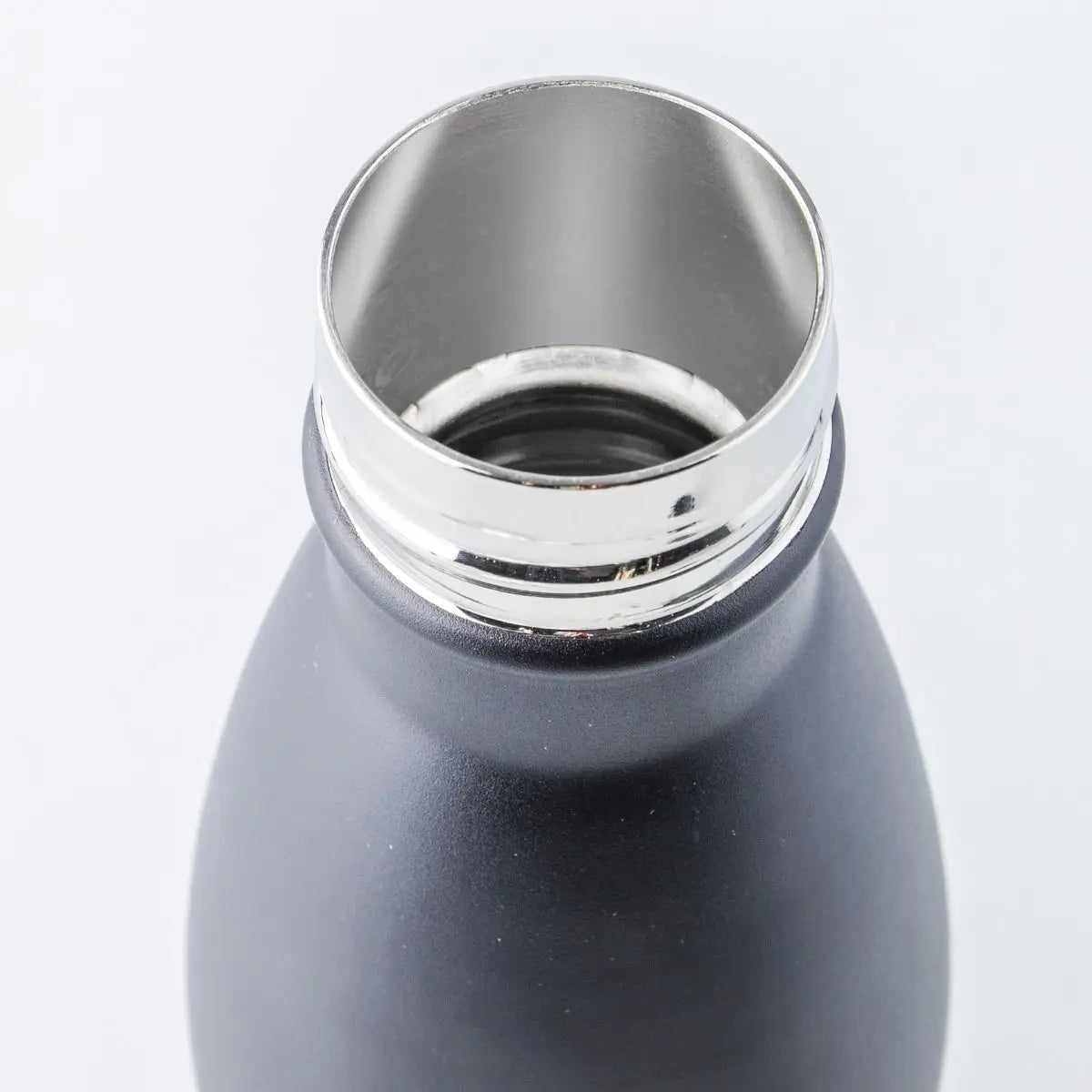 Botella termo de doble pared de acero inoxidable acabado en negro - Adecuada tanto para bebidas frías como calientes - Tapón de cierre hermético para evitar fugas - Ideal para oficina, montaña, playa... - Fácil de limpia