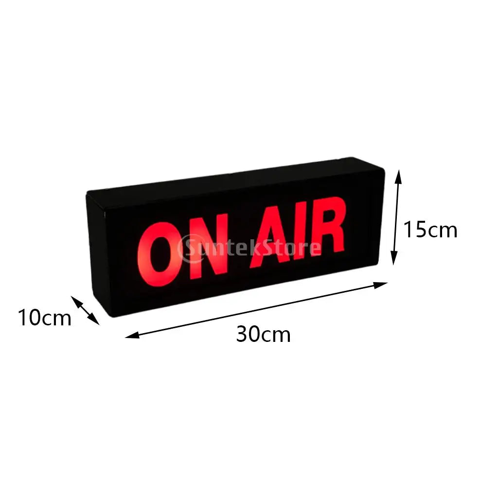 Letrero LED tipo neón “ON AIR” negro con letras rojas; medidas 30 x 10 x 15 cm.