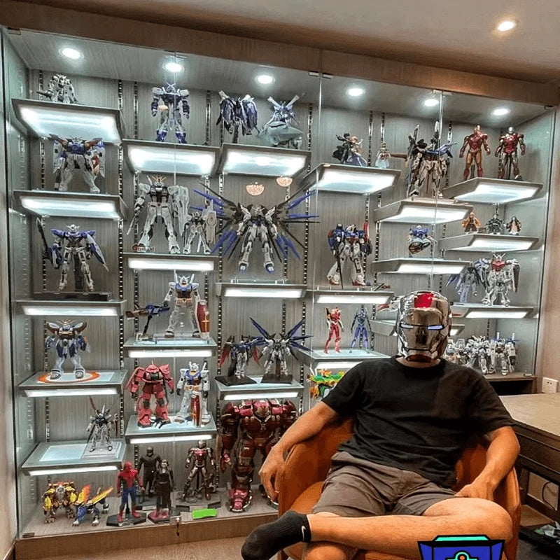 Vitrina de cristal con luces, estantes con figuras y espacio para exhibición