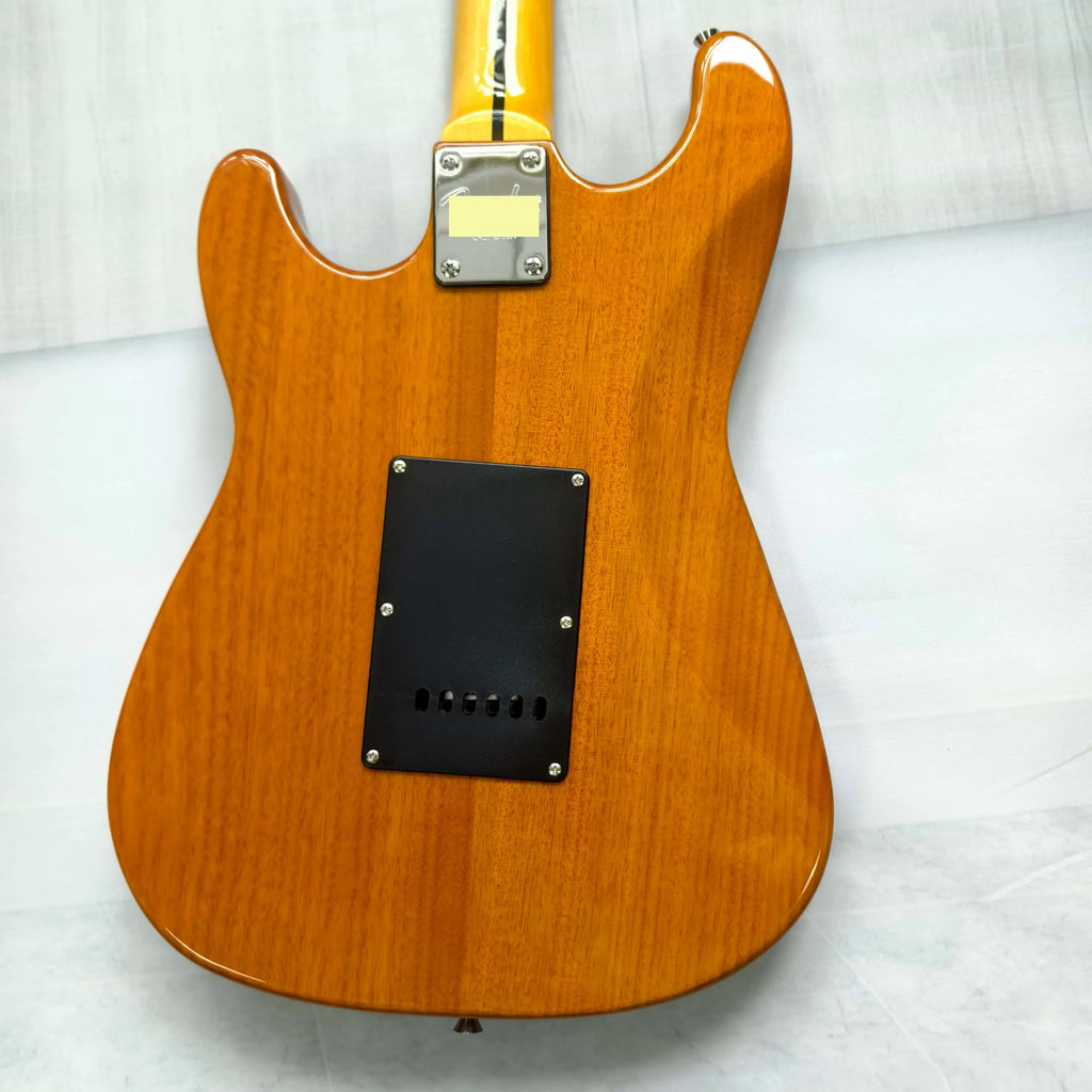 Guitarra eléctrica de madera natural con diapasón de arce, guardapalos negro SSS, bobina y trémolo. En stock.