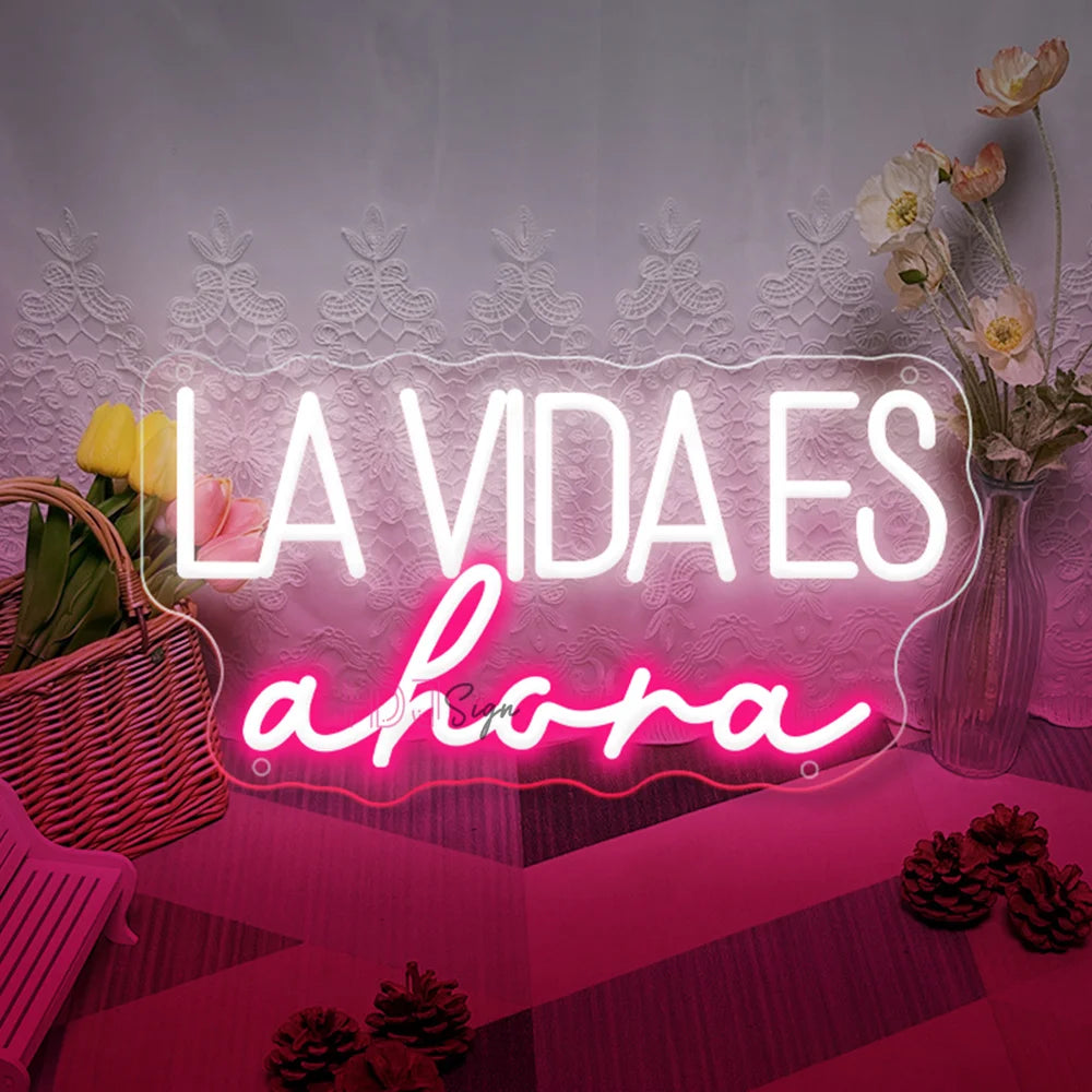 Cartel LED neón USB con «La vida es ahora»; luz blanca y rosa