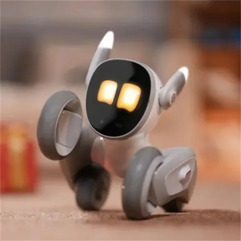 Robot perro inteligente blanco y gris con ojos LED naranjas, corriendo hacia adelante