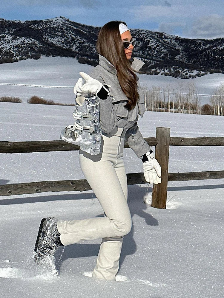 Mono de esquí con cuello alto, bolsillos con cremallera y paneles, cordón ajustable, invierno 2026, mono de nieve cálido para mujer, atuendo de esquí de una pieza, elegante y glamuroso.