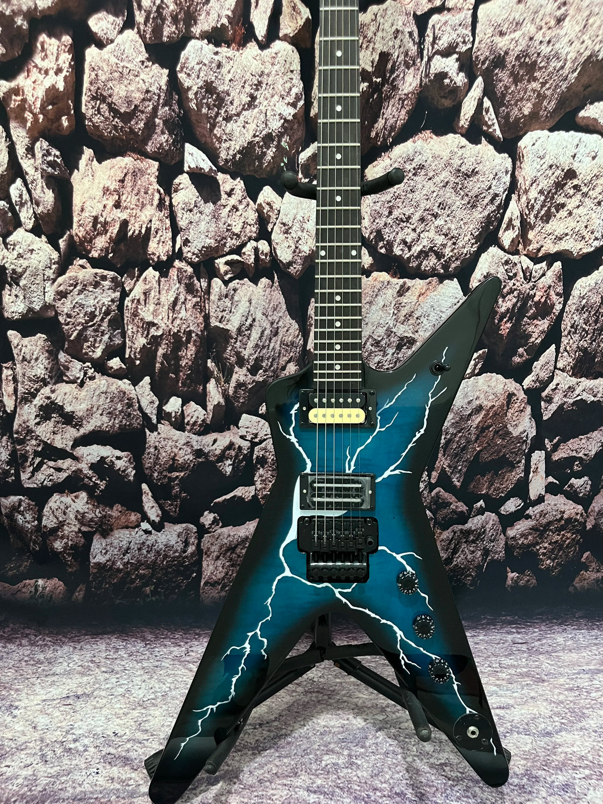 Guitarra eléctrica personalizada de fábrica, puente tremolo Wash Lightning, Burn Dime, cuerpo y mástil de caoba.