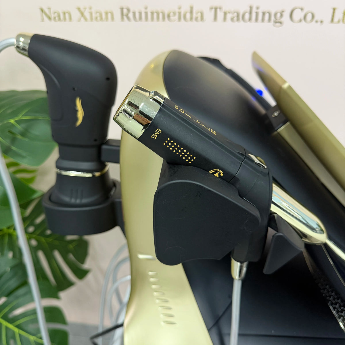 Nueva máquina de tecnología 3 en 1 360MAX25DHiFU para adelgazamiento facial no invasivo, antienvejecimiento y reafirmación corporal.