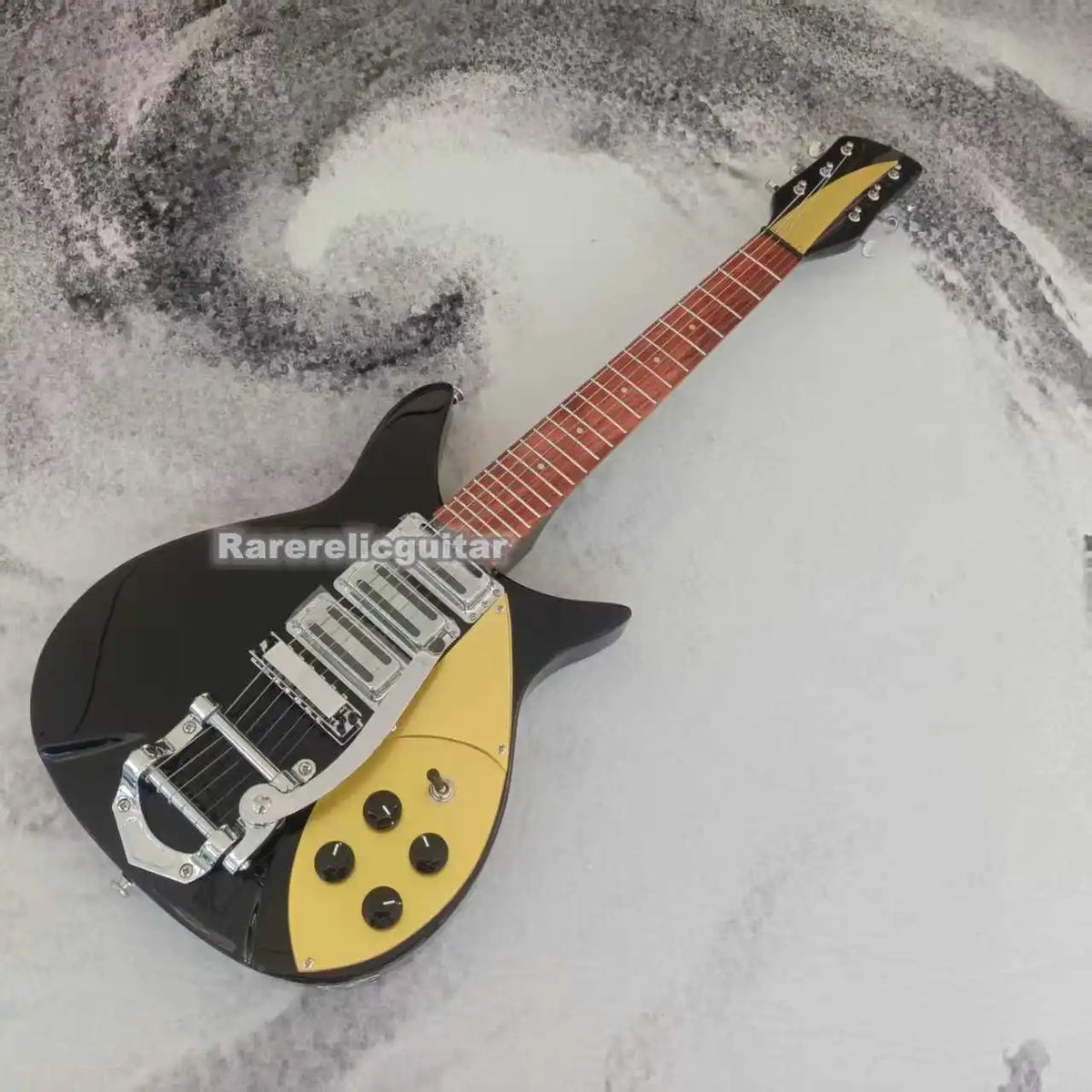 Guitarra eléctrica de 6 cuerdas, color negro, de alta calidad, modelo 325, con protector de cuerdas dorado brillante, puente de trémolo y escala corta de 527 mm.