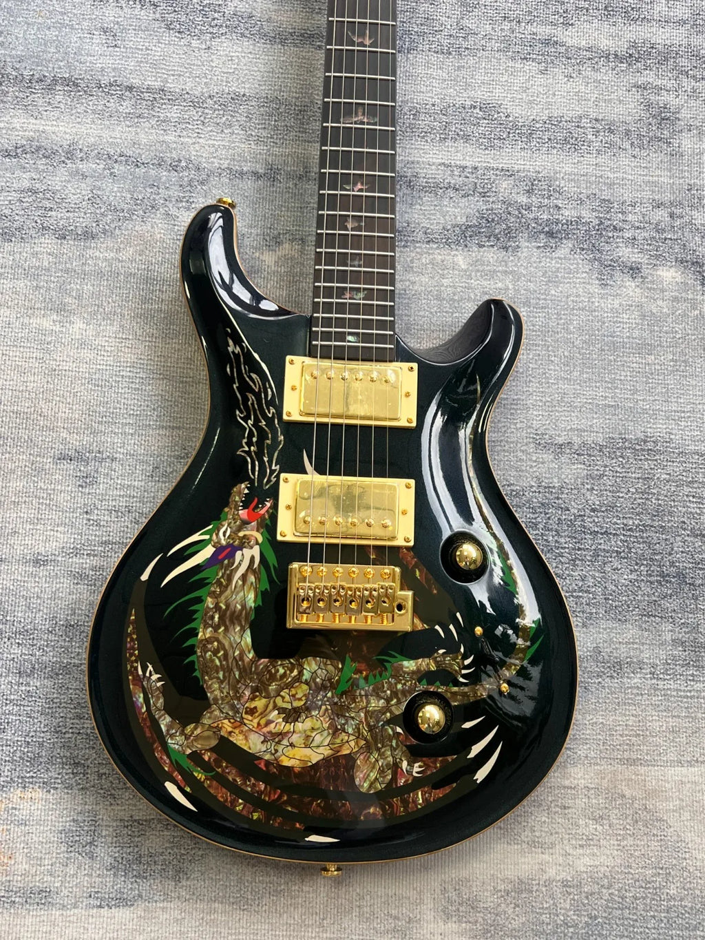 Guitarra negra personalizada con incrustaciones de abulón y herrajes dorados, trémolo HH, modelo 2026, nueva, 842