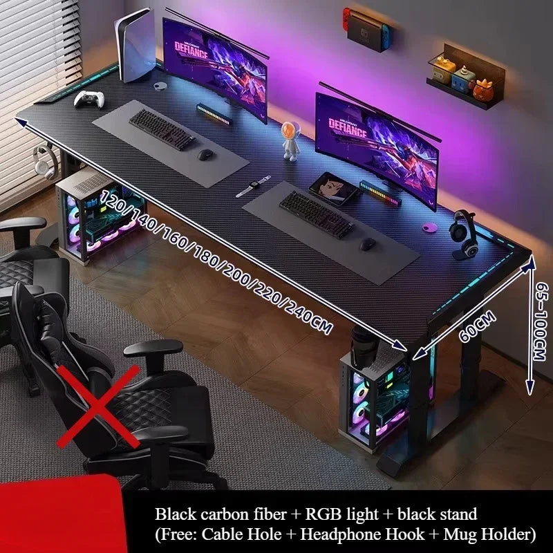 Escritorio gaming con tablero oscuro, iluminación RGB y soportes laterales