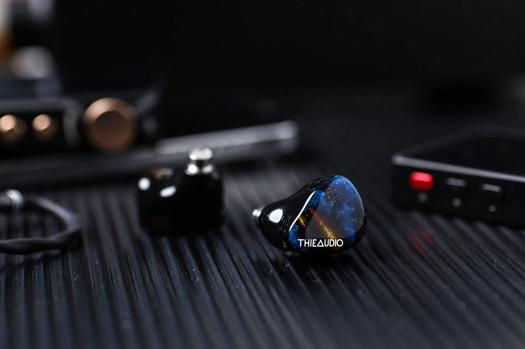 Auriculares intraurales THIEAUDIO con carcasa azul moteada y conector metálico