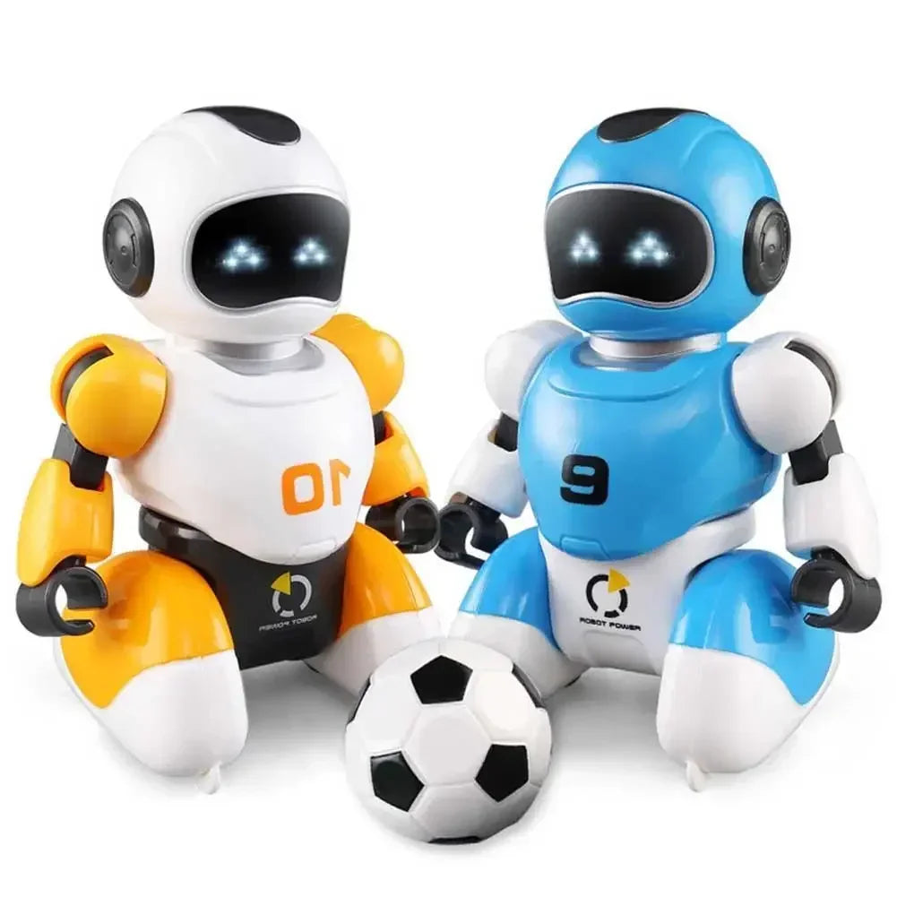 Par de robots de fútbol RC: blanco/naranja y azul, cada uno con balón.
