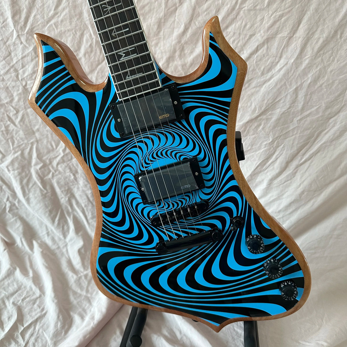 Guitarra eléctrica estilo Warlock, con diseño de remolino azul y negro, borde natural, 6 cuerdas, cuerpo sólido, guitarra de metal pesado.