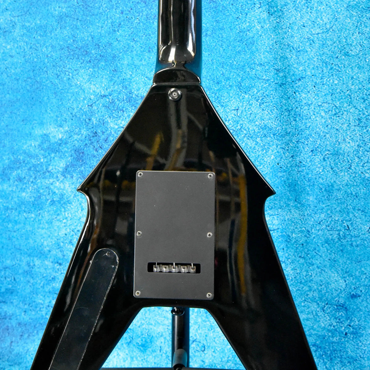 Guitarra eléctrica con forma en V, protector de cuerdas de aluminio cepillado, pastillas pasivas, trémolo con doble sistema de bloqueo, 24 trastes, 648 mm, nueva.