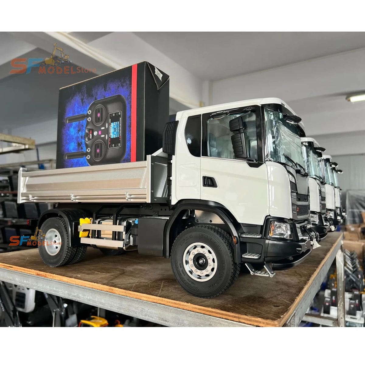 Camioneta RC Double Eagle 4x4 1/14 E022, Modelo de Camión Volquete a Control Remoto con Sistema de Iluminación, Juguete de Auto a Control Remoto para Adultos