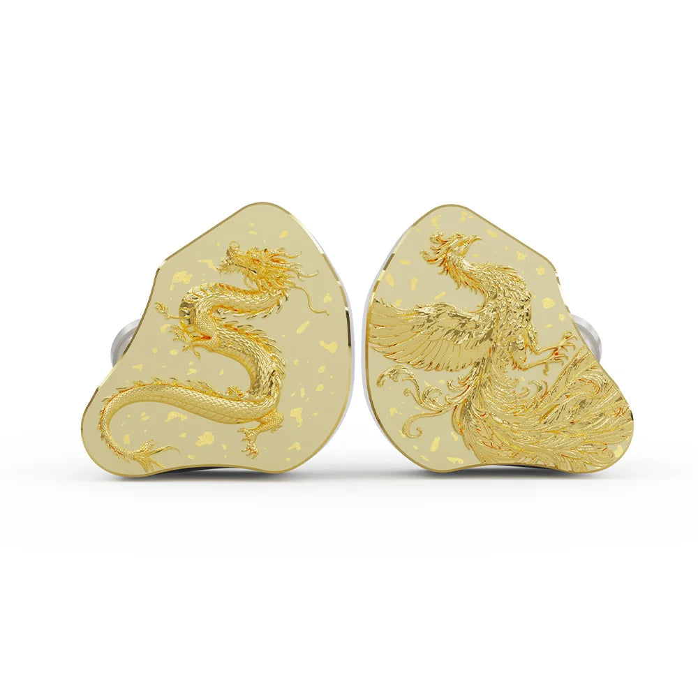 Auriculares intrauditivos dorados con grabado de dragón y conector plateado.