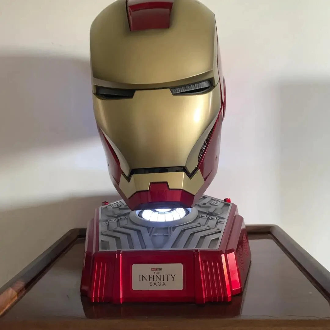 1/1 Casco de Iron Man, modelos Mk5, Mk50 y Mk17. Casco que se puede usar y transformar, con activación por voz de Jarvis y apertura y cierre eléctricos. Artículo de colección.