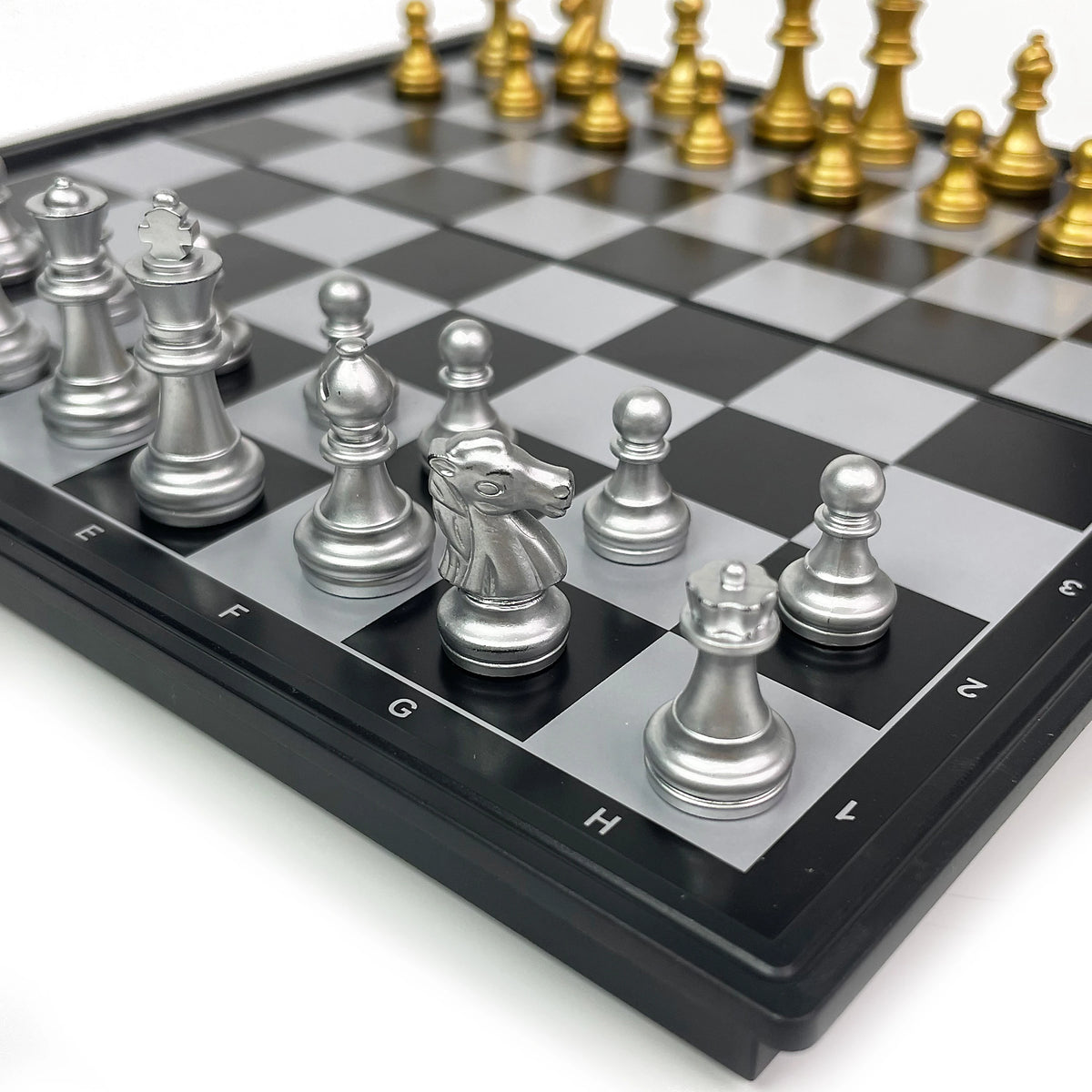 Juego de ajedrez magnético plegable, set de ajedrez dorado y plateado, juego de mesa portátil de plástico para viajes y competición con tablero
