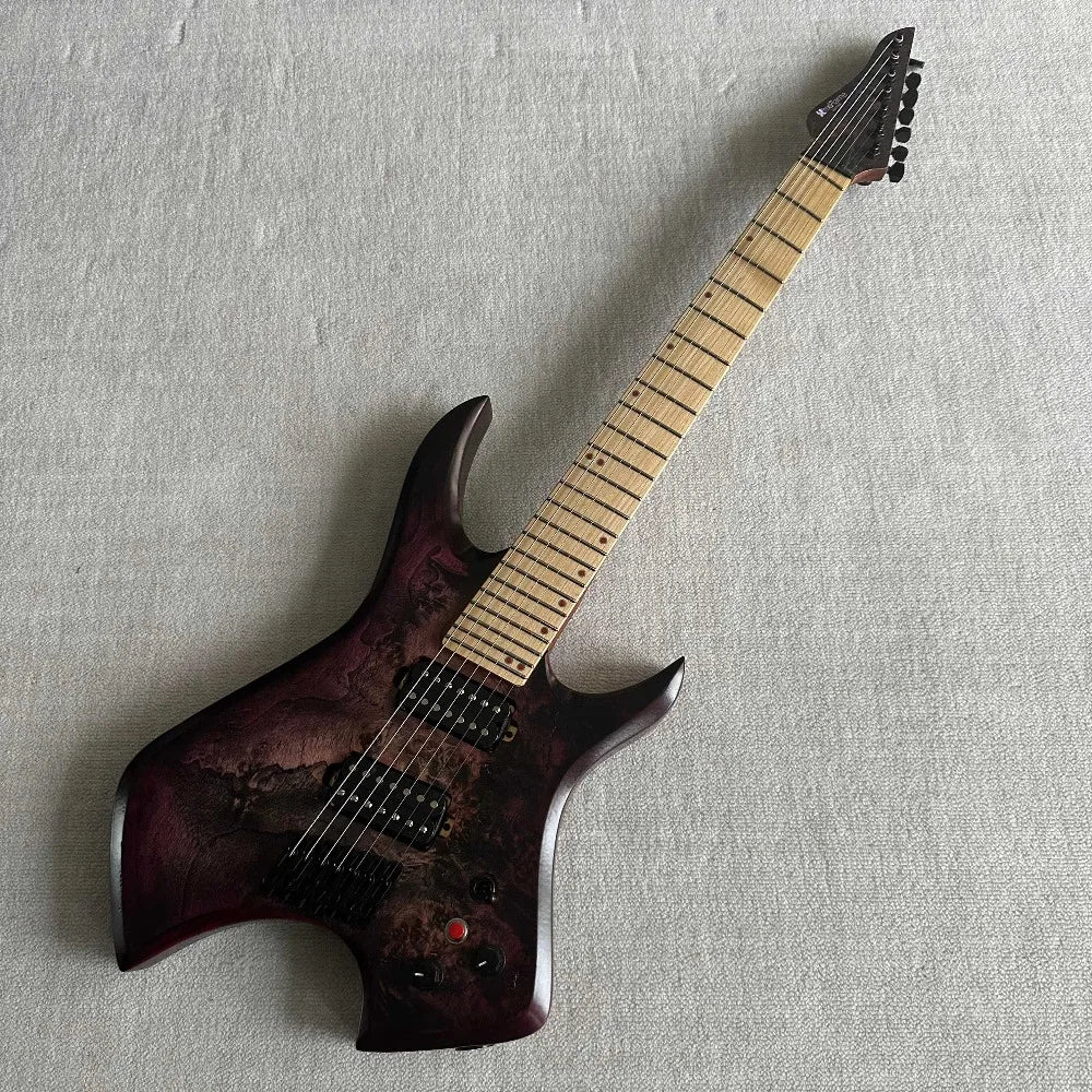 Guitarra eléctrica de 7 cuerdas con trastes en forma de abanico, de 648 mm a 670 mm, tapa de arce con vetas de color púrpura oscuro, incrustaciones de puntos rojos y puntos fluorescentes en los laterales del mástil.