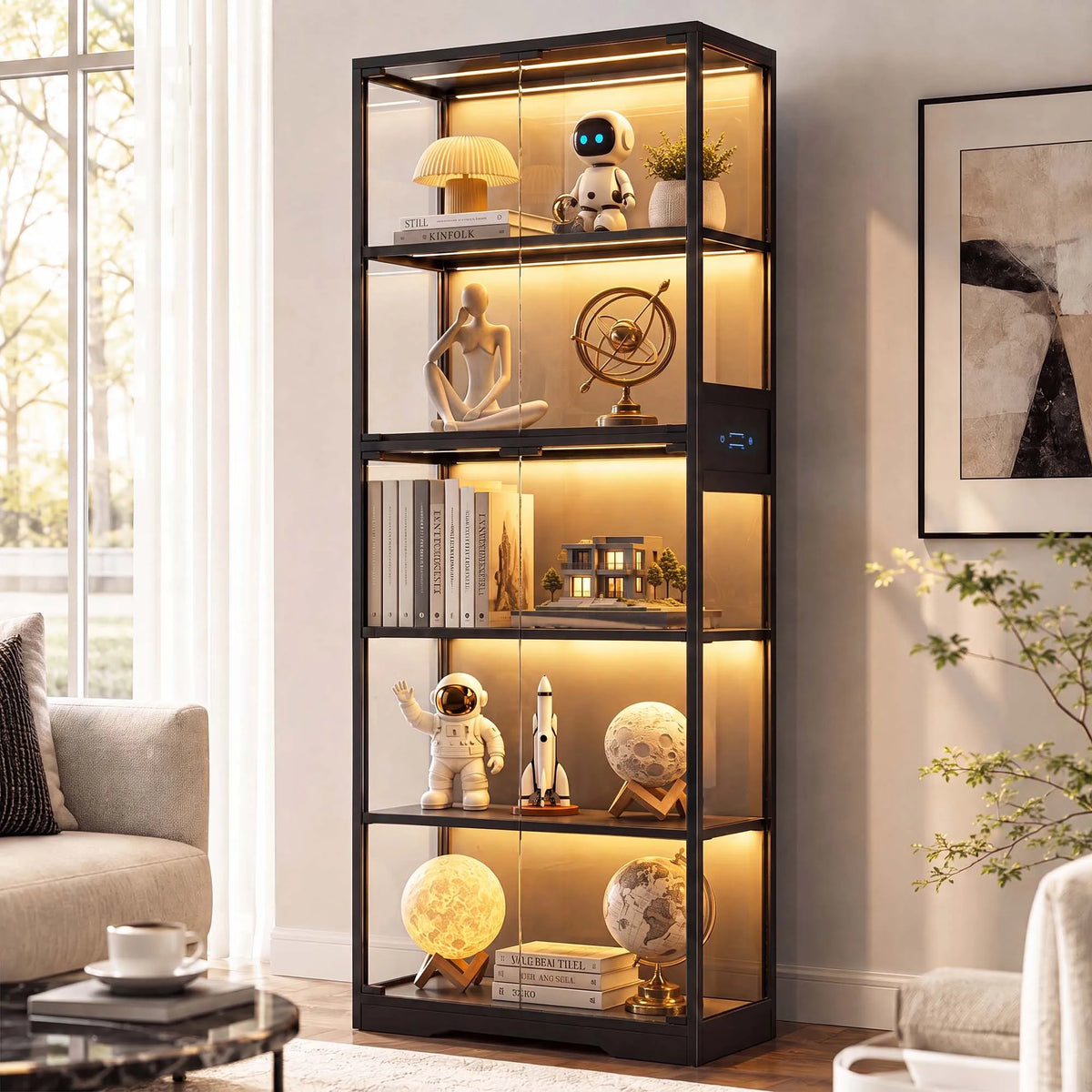 Vitrina de vidrio 5 niveles con marco negro y luces LED cálidas encendidas, colección en estantes.